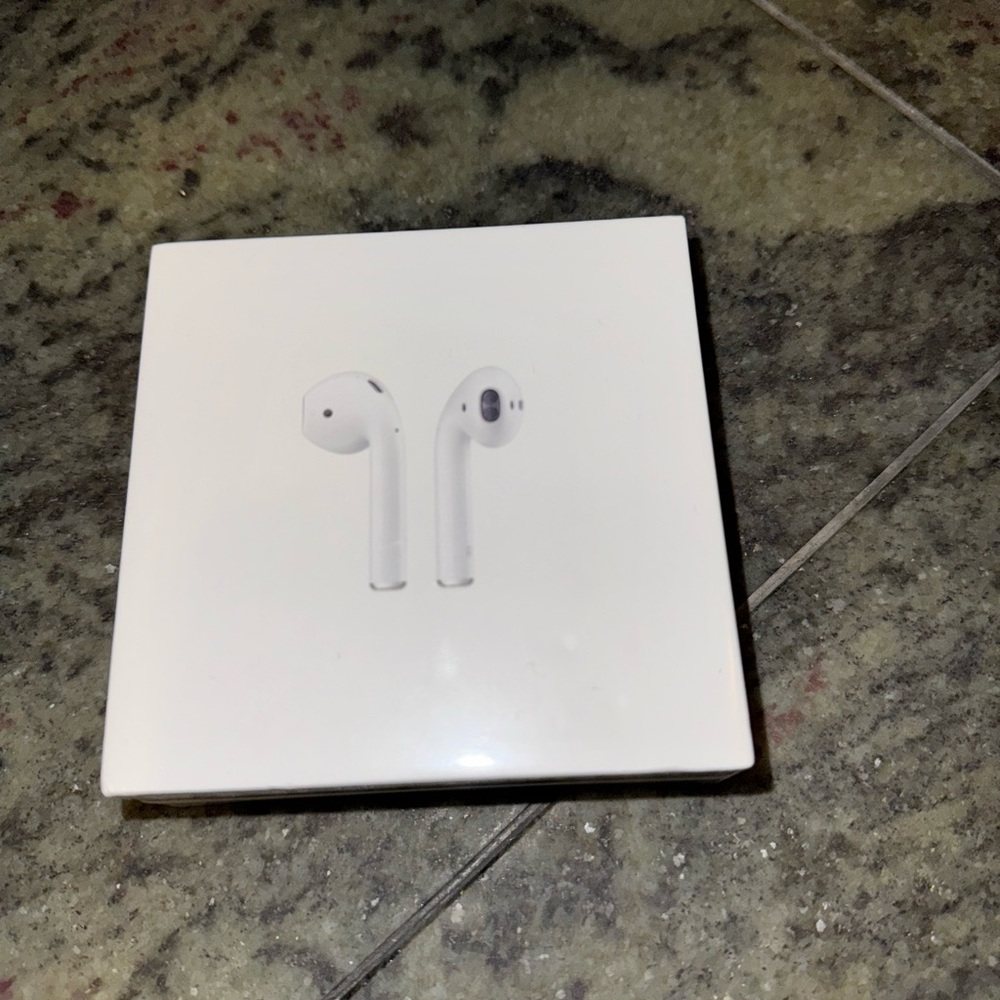 Apple AirPods Wireless Earbuds 2nd Generation